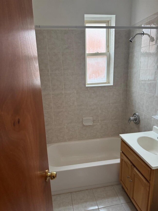 Foto del edificio - 537 E 83rd St