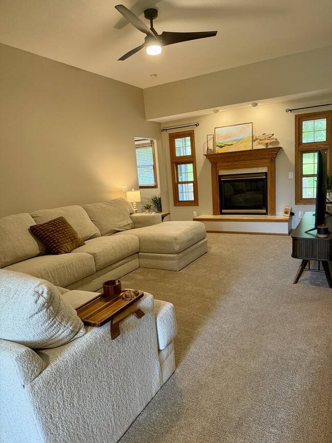 Building Photo - 2202 Pinehurst Dr