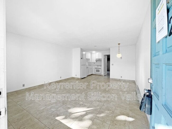 Building Photo - 889 Canfield Ct