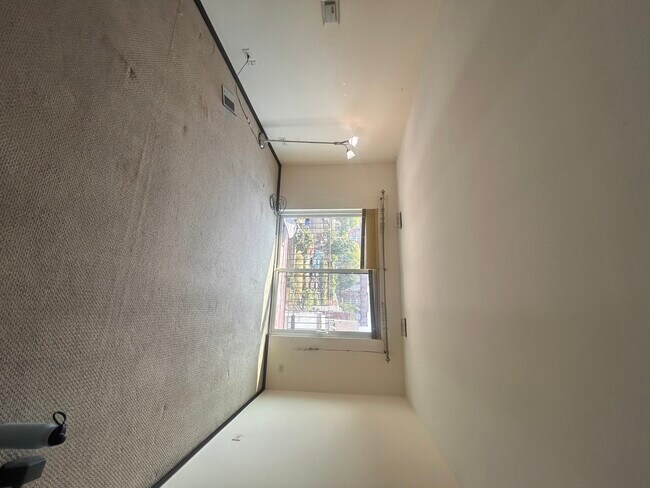 Building Photo - 2615 W Foster Ave