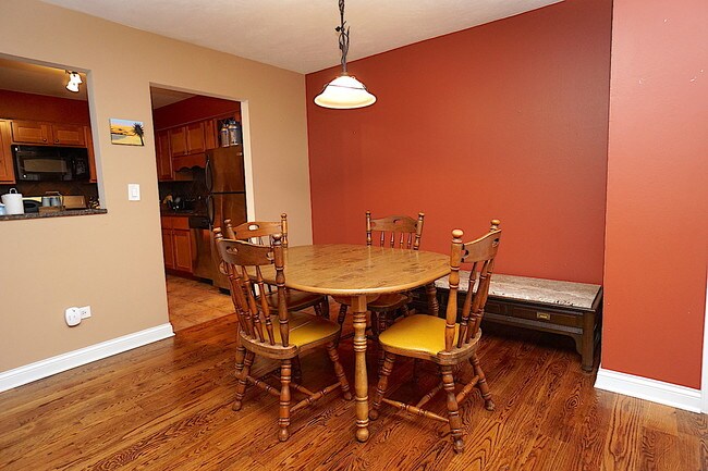 Building Photo - 565 Maple Ave