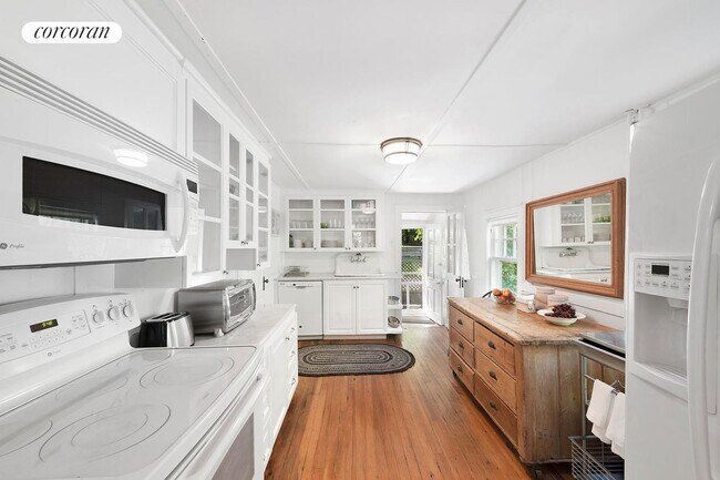 Foto del edificio - 36 Fresh Pond Rd