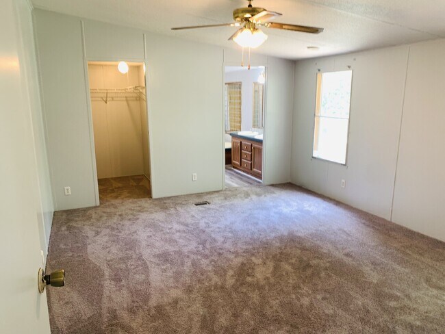 Foto del edificio - 12767 Farm Ridge