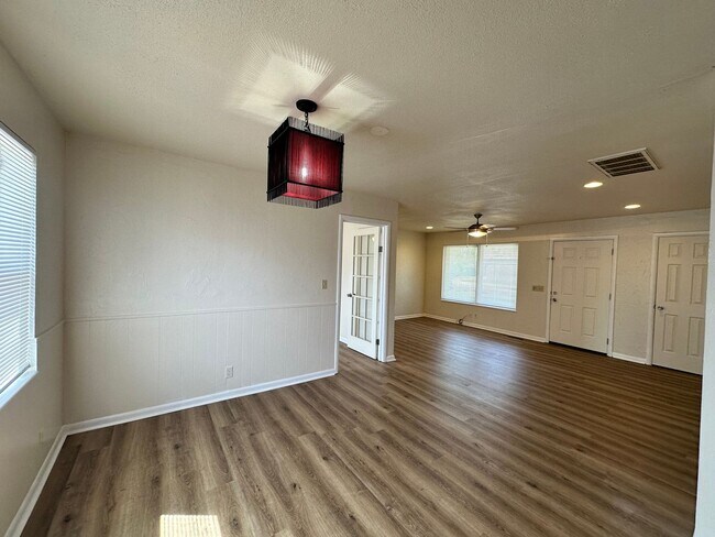 Foto del edificio - Versatile 3-bedroom, 1.5-bath Home Availab...