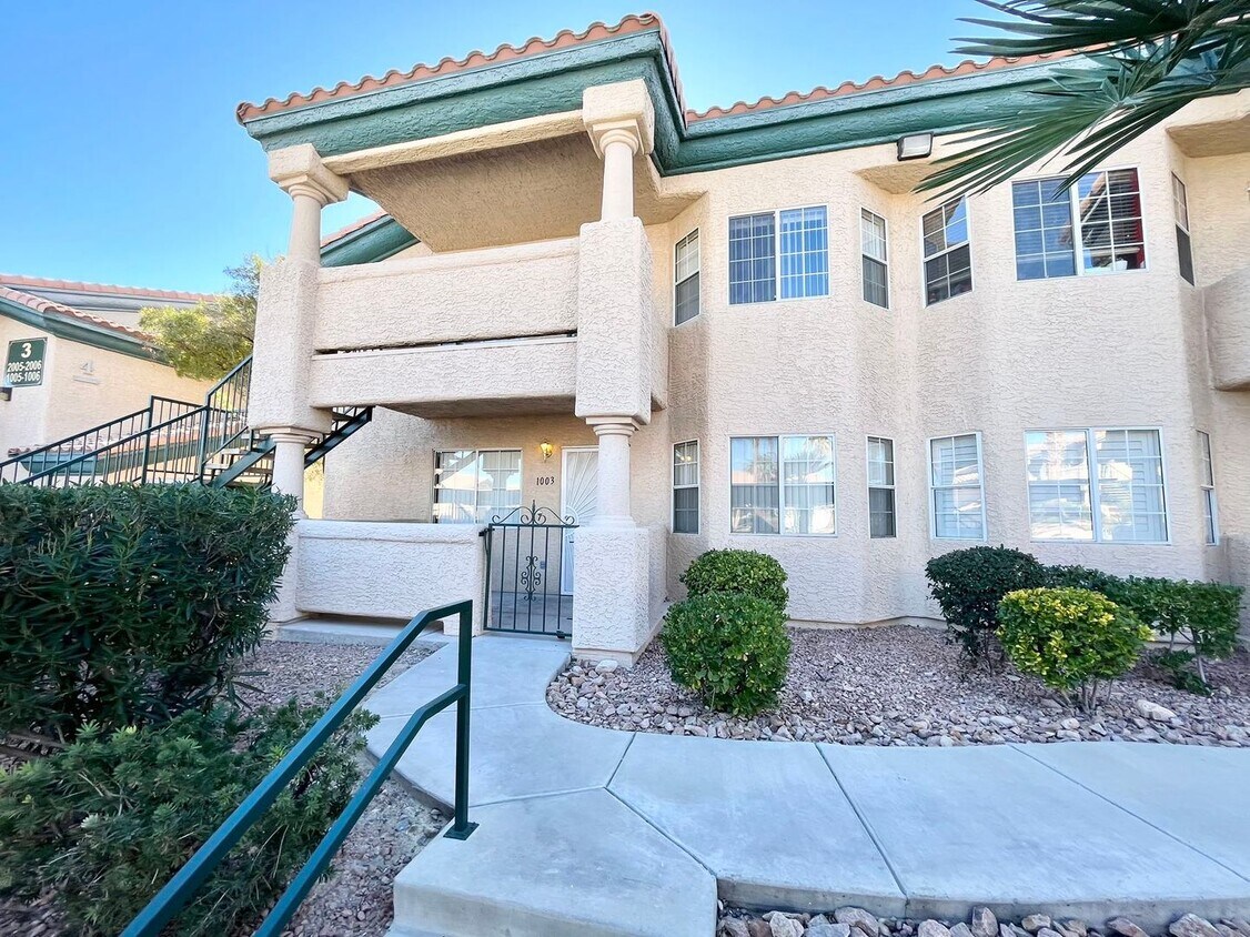 Foto principal - Immaculate 2 beds with 2 baths Condo