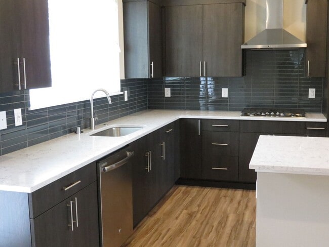 Building Photo - 4Bed/3.5Bath Newer Construction Home in Seattle Otani Gardens Development!