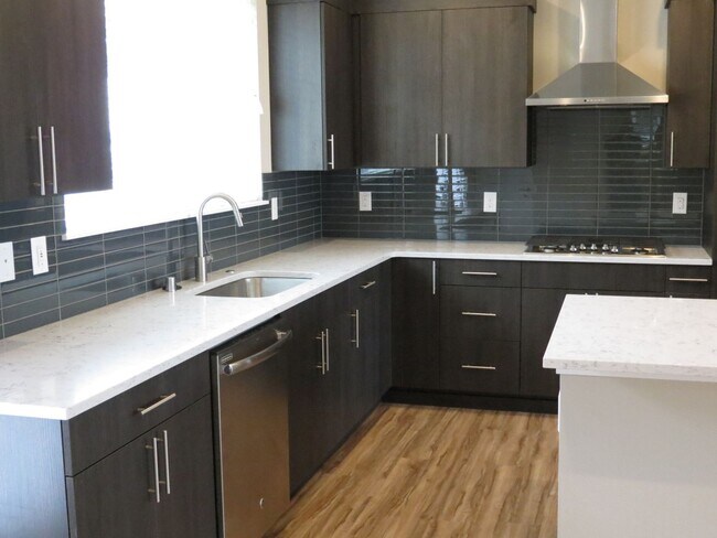 Foto del edificio - 4Bed/3.5Bath Newer Construction Home in Seattle Otani Gardens Development!