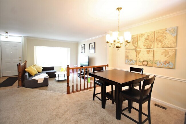 Foto del edificio - Fabulous Three Bedroom Three Level Townhome in the Heart of Kingstowne!