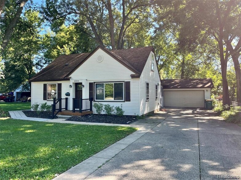 Primary Photo - 23096 Hawthorne St