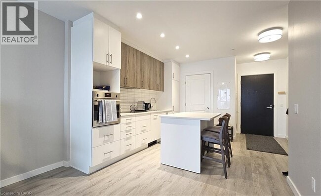 Building Photo - 181 King St S