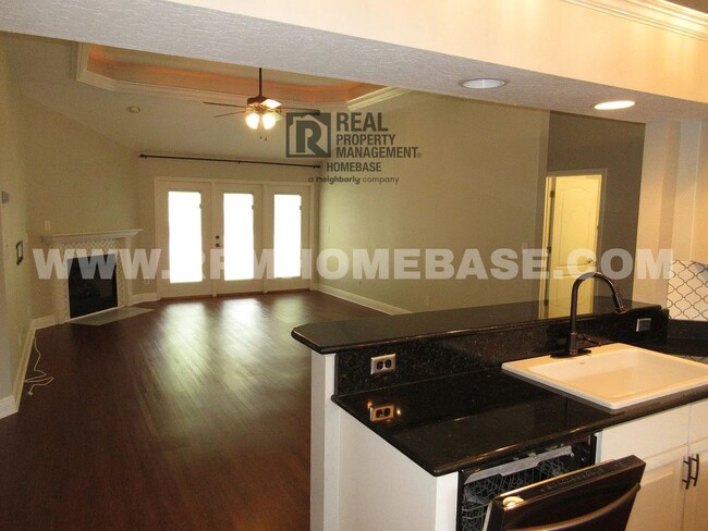 Building Photo - Elegant Gated Community Home with Water Ac...