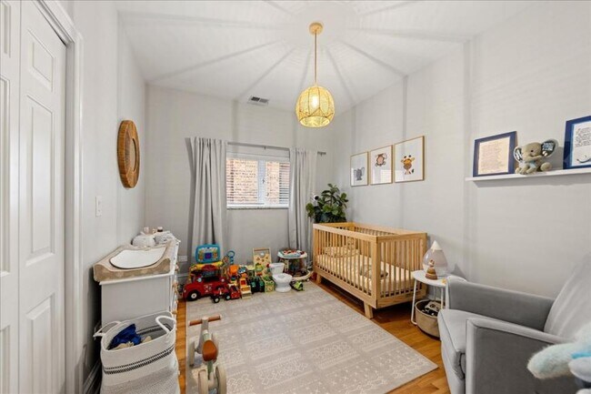 Foto del edificio - 3 bedroom in Chicago IL 60613