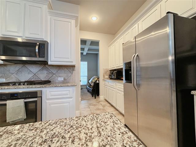 Building Photo - 556 England St