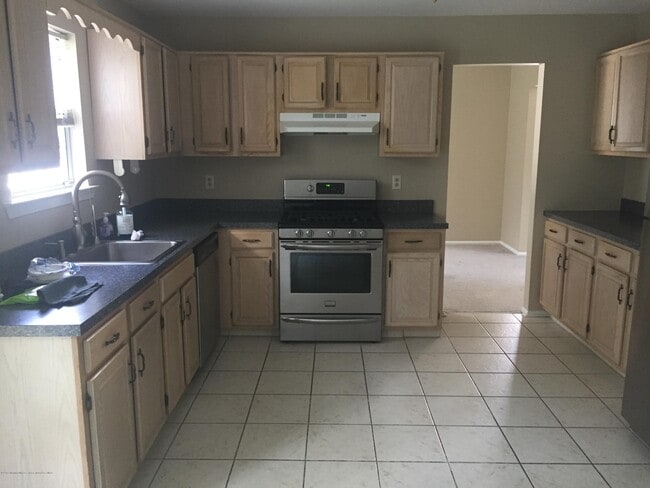 Building Photo - 1296 Beauchamps Pl