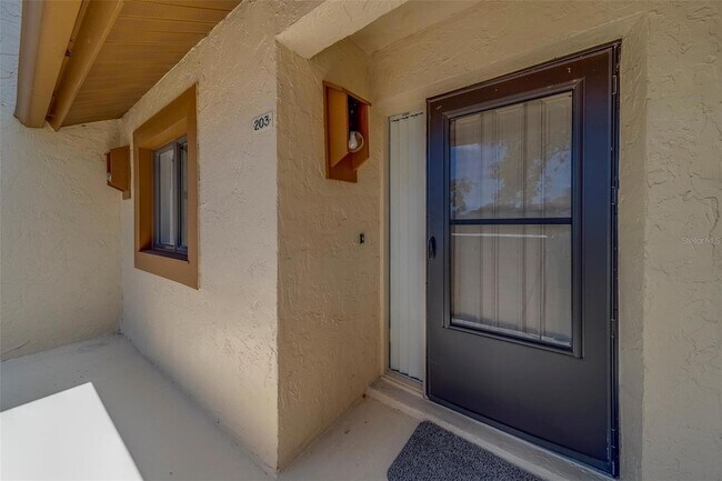 Foto del edificio - 8105 Bardmoor Pl