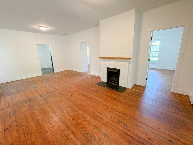 Building Photo - Historic Saint Elmo Charm with Modern Updates – 2 Bed, 2 Bath - Half Off Your First Month's Rent!