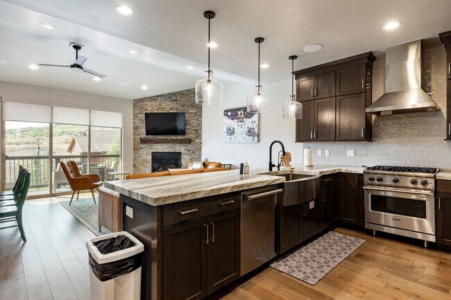 Building Photo - Fully Furnished Luxury Home in Black Rock ...