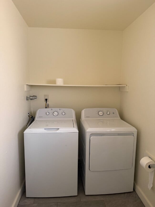 Foto del edificio - Beautiful 3 Bedroom 1 Bathroom Condo Avail...