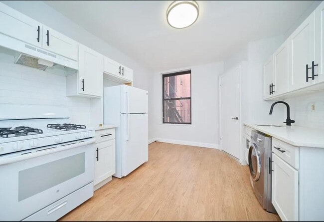 Building Photo - 1 bedroom in New York NY 10036