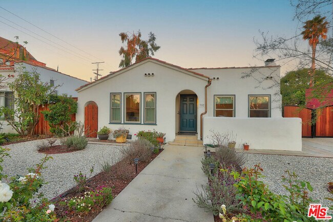 Foto del edificio - 752 N Las Palmas Ave