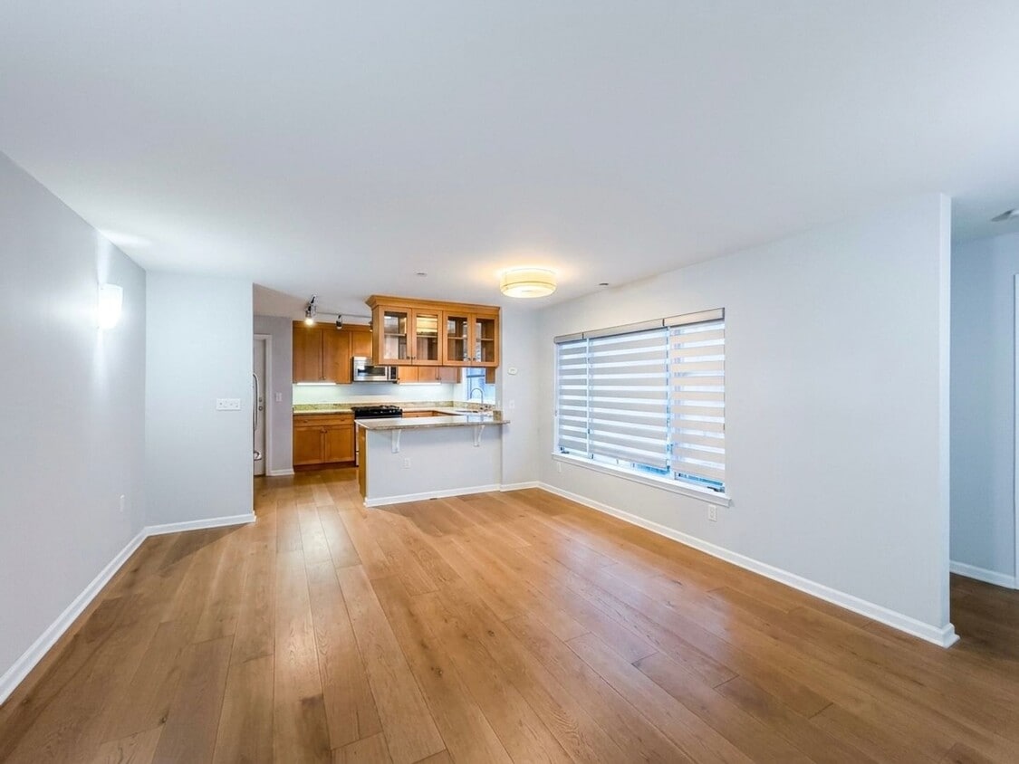 Beautiful 2BR/1BA with Large Private Patio, Parking & Shared Rooftop Deck in Marina - 2BR/1BA with Large Private Patio, Parking & Rooftop Deck in Marina