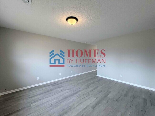 Building Photo - Three Bedroom House | Remodeled & Move in Ready