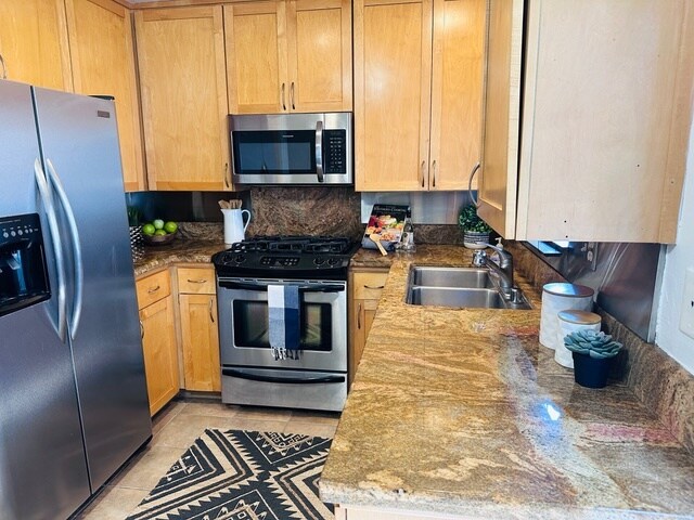 Kitchen - includes fridge, stove, built-in microwave, dishwasher - 2474 S Centinela Ave