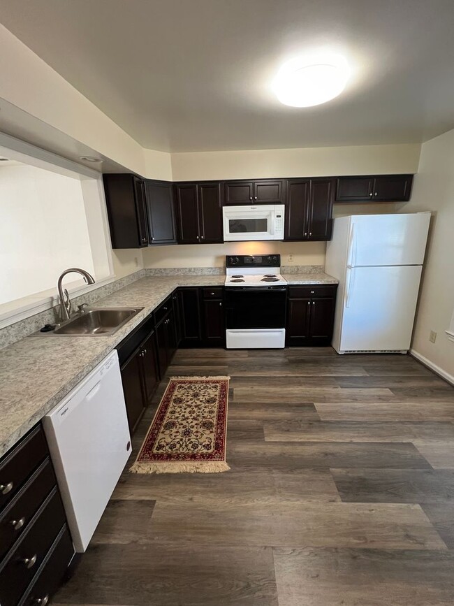 Building Photo - Large spacious Townhouse just blocks from ...