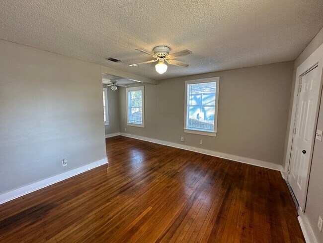 Building Photo - 2 Bedroom 1 Bath home located in Downtown ...