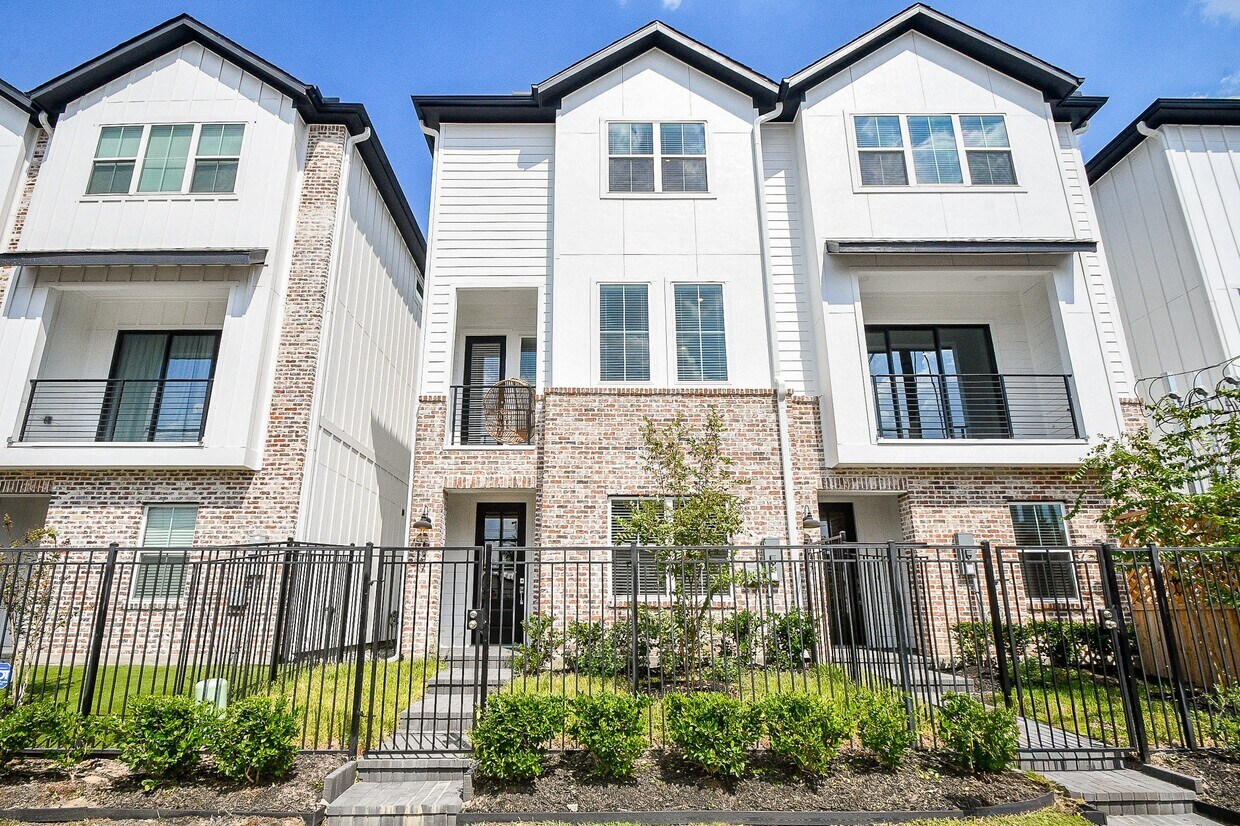 Primary Photo - 139 Eastwood St