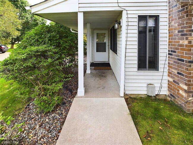 Foto del edificio - 9343 Ranchview Ln N