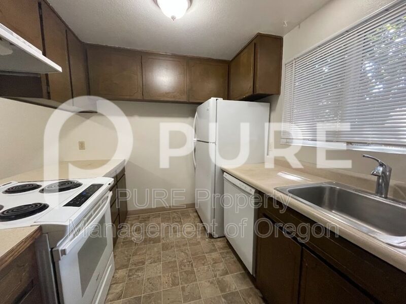 Primary Photo - 9015 SE Clackamas Rd