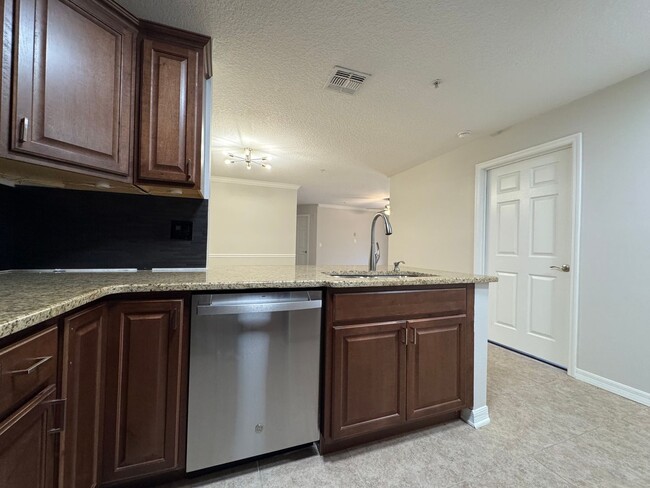 Building Photo - Oviedo 2/2 Condo with Tile & LVP Flooring,...