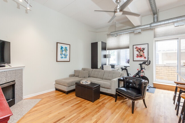 Building Photo - 1645 W School St