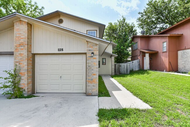 Building Photo - 1128 Royal Crest Dr