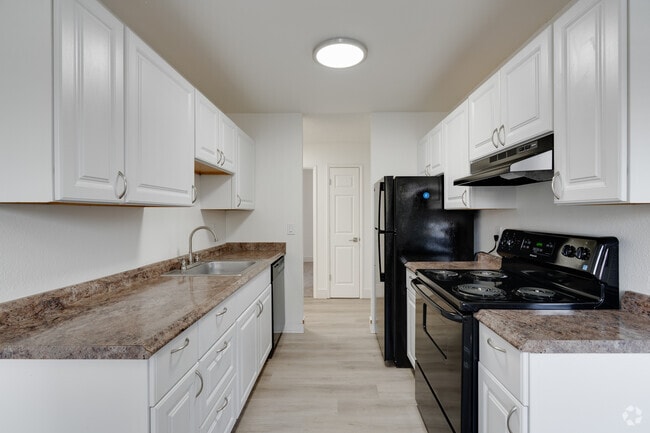 3BR, 1BA - 800SF - Kitchen - Covington Square Apartments