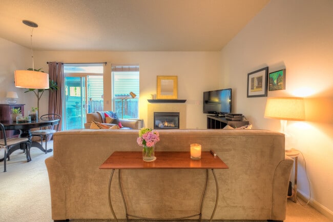 Building Photo - Hillsboro Home Minutes to Maxx, Pacific Un...