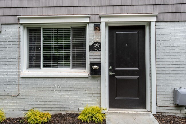 Foto del edificio - NEWLY RENOVATED 2BDRM TOWNHOMES