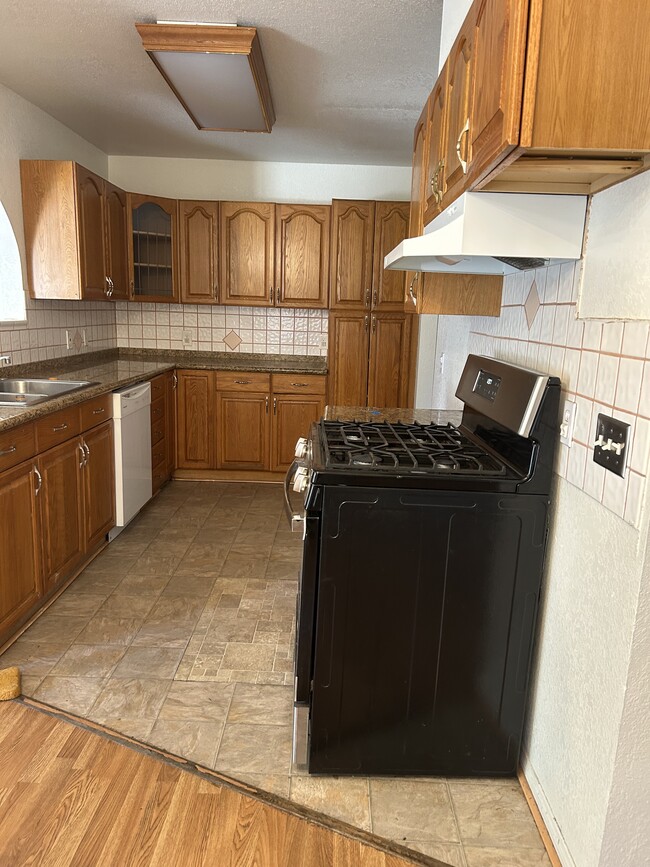 Building Photo - 44330 Glenraven Rd