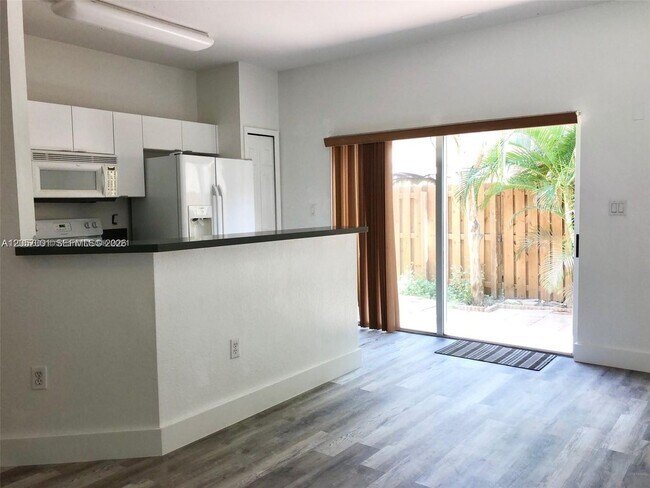 Foto del edificio - 8527 NW 108th Ave