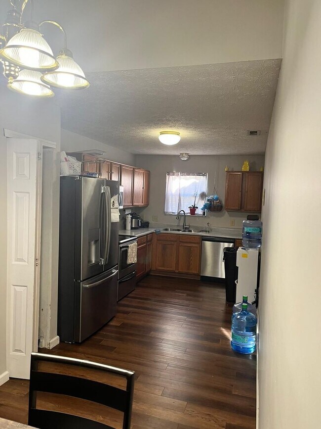 Building Photo - **STUNNNING 4 bedroom 2 bath home