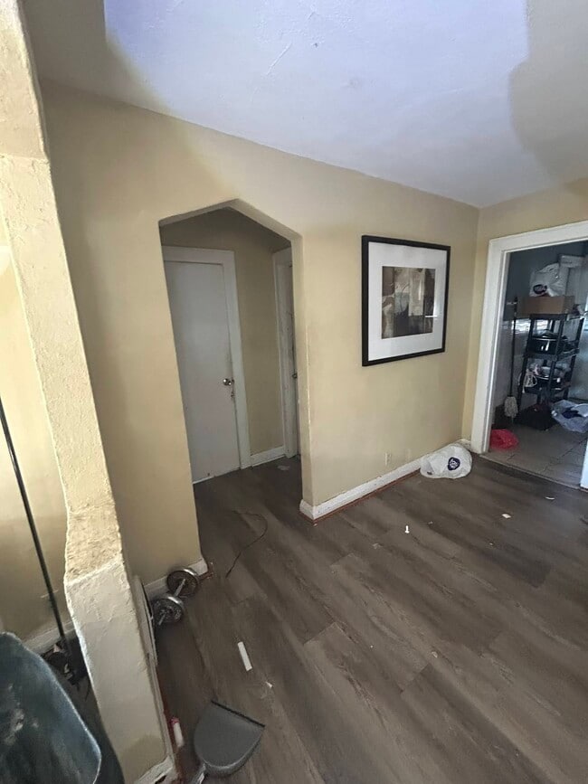 Building Photo - 4025 Beachwood Ave