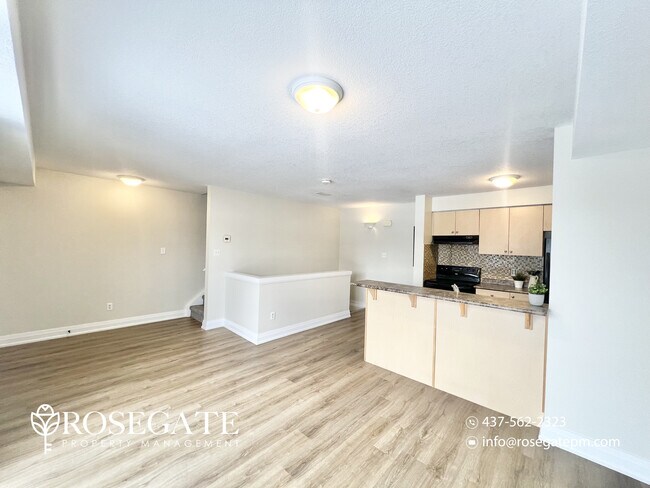 Photo du bâtiment - 3-Bedroom Townhouse with Balcony & Parking in Kitchener