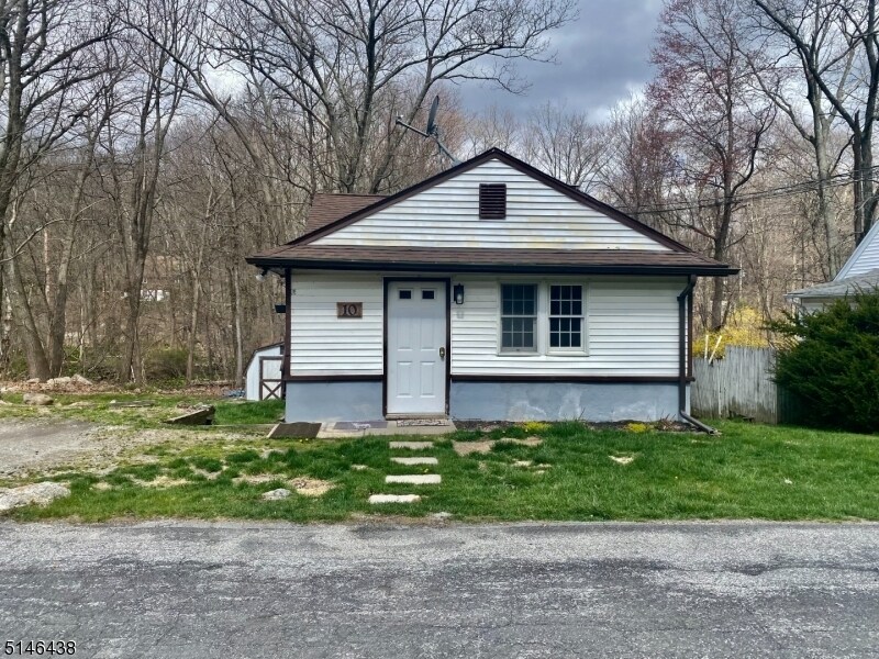 10 Mountain Ave, Highland Lakes, NJ 07422 House for Rent in Highland