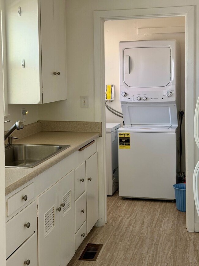 Building Photo - AVAILABLE FOR SUMMER OR FALL 2026 MOVE IN. APPLICATION DETAILS BELOW.