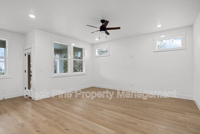 Building Photo - 4642 N Maple Grove Rd