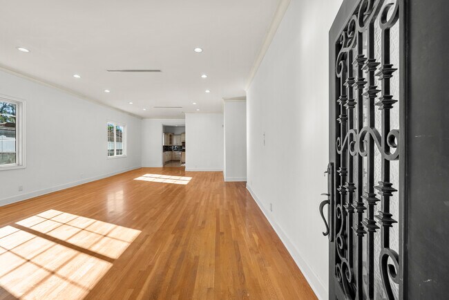 Foto del edificio - 6223 Simpson Ave