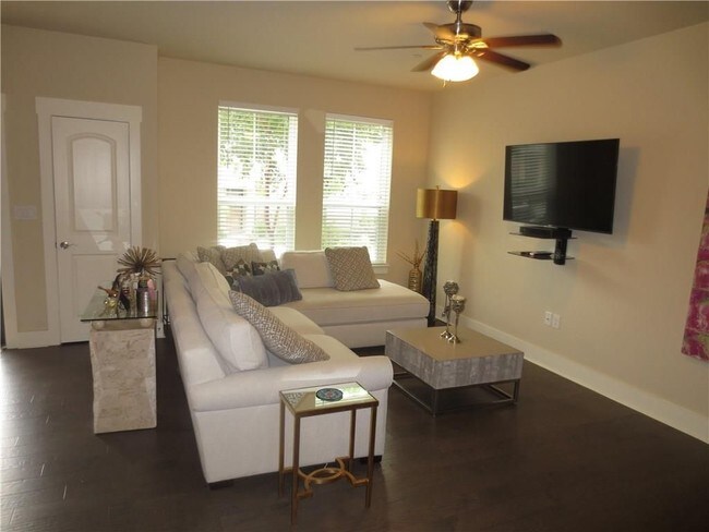 Sala de estar - 306 Lily Ln