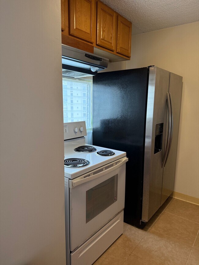 full kitchen - 400 Hobron Ln