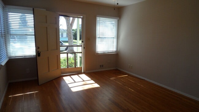 Foto del edificio - 815-815 W Maple Ave